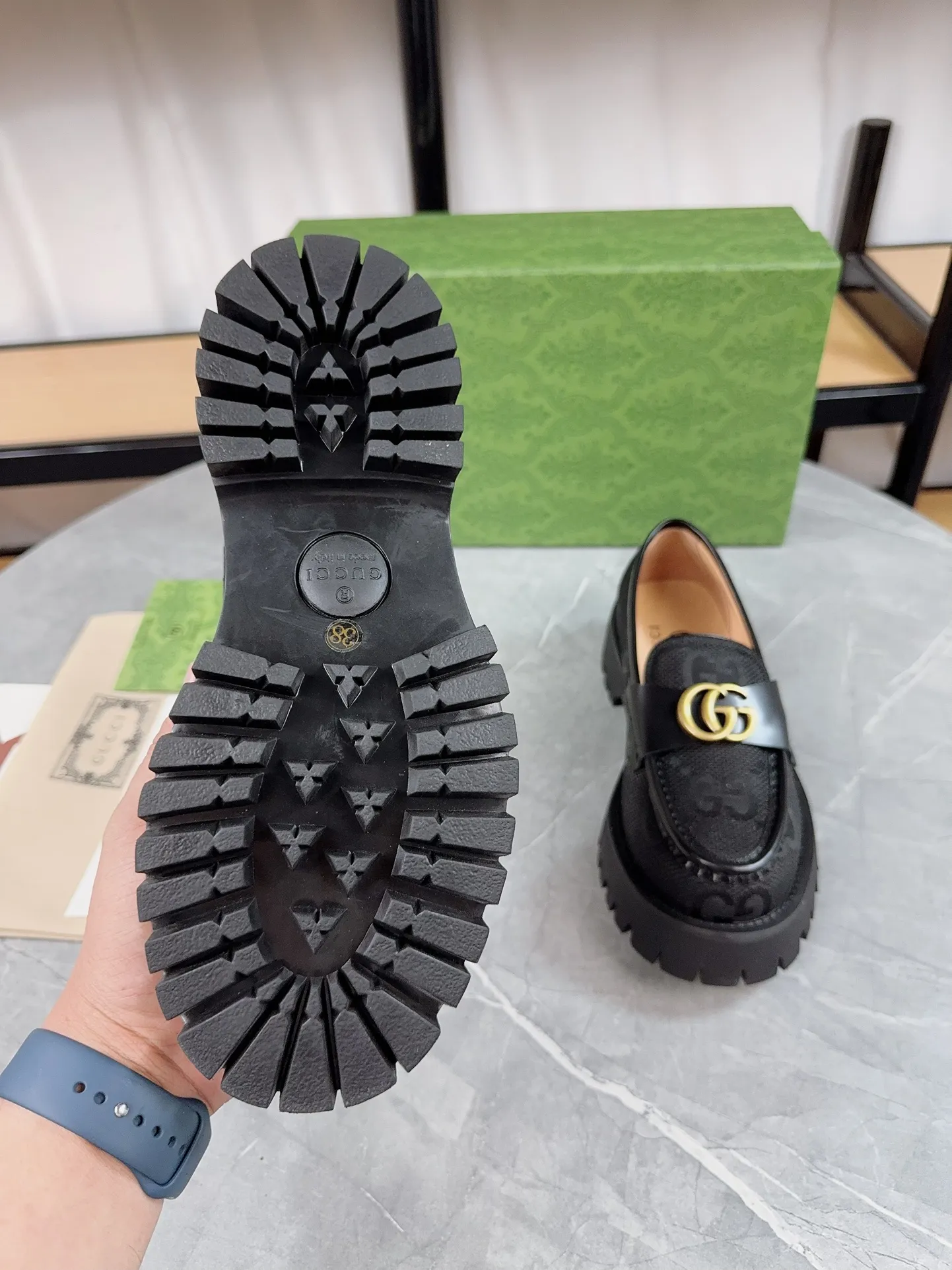 👟👟Ex-factory price 520👟👟Gucci2023 new model, double GG groove thick-soled Loaf platform shoes. The original version is made 1:1. Super beautiful quality, classic model at the counter. ❶Upper: original open edge beaded cowhide ❷Inner lining: water-dyed cowhide ❸Feet: water-dyed cowhide ❹Outsole: ultra-light original sole ❺thick sole heightening: 3.5cn ❻Packing: original packaging ❼Number: 35-42 (41 41 customized, non-returnable) Men's model: 38-46 (45, 46 customized, non-returnable)